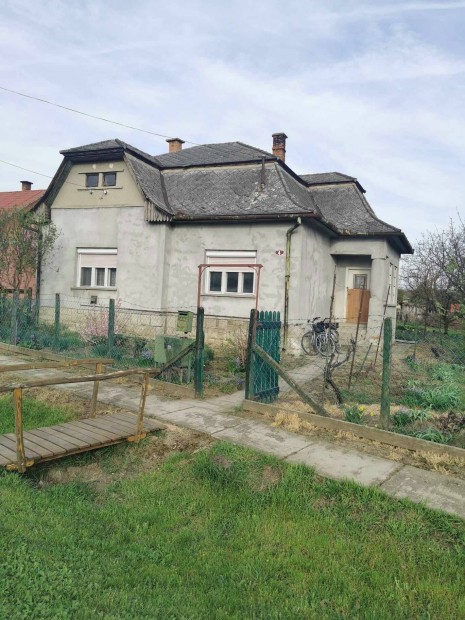 �rcs�kken�s Tiszas�ly�n a k�zpontban csal�di h�z elad�