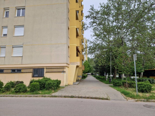 Áresés! Központ közeli erkélyes kétszobás lakás eladó-70-703 9997
