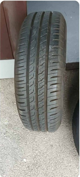 �res�ssel elad� Hyunday i.30 ny�r gumi