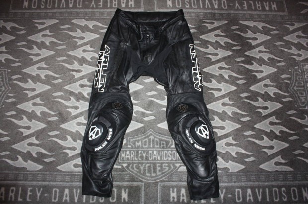 Arlen Ness motoros b�rnadr�g W34 (L) koptat�kkal, protektorokkal, sz�p