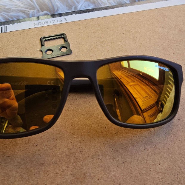 Arnette Lastarria napszemveg j