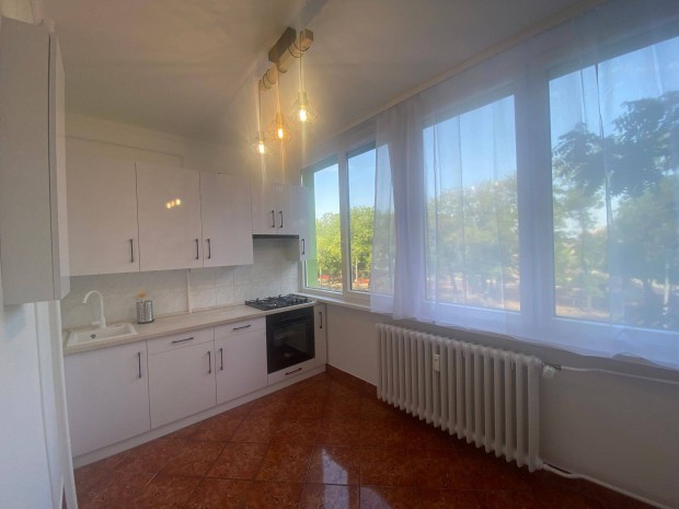 �rok utc�n 3 szob�s lak�s elad�