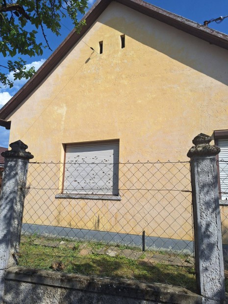 Áron alul eladó Nagyecseden családi ház