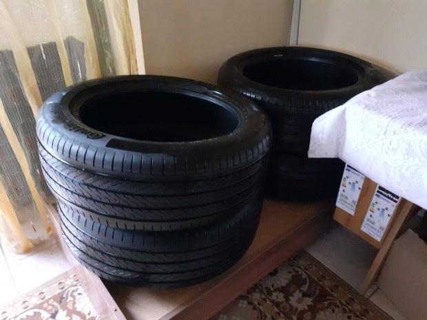 �ron alul elad� �j 0Km-es Continental Premiumcontact C 235/50 R19-es