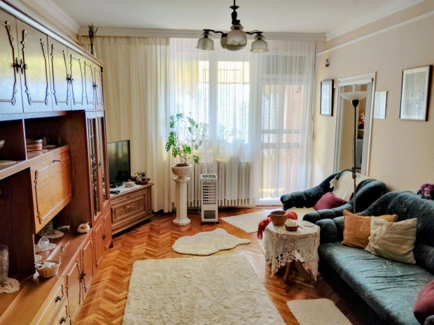 �rp�d utcai 2 szob�s , erk�lyes lak�s elad�