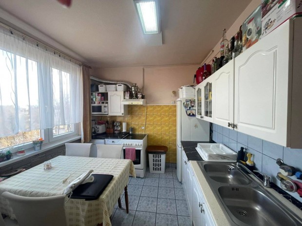 �rp�d utc�n 2+2 szob�s lak�s elad�