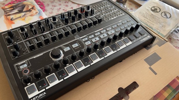 Arturia Minibrute 2S Noir eladó