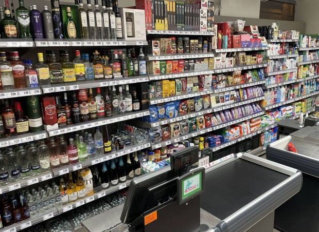 Árurakodó élelmiszer üzletben 