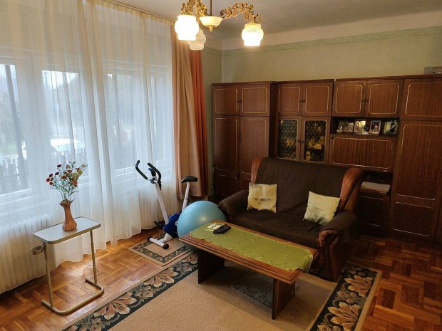 �rzuhan�s! Csal�di h�z S�st�hegyen nagy telekkel, 2 gar�zzsal