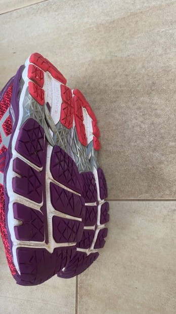 Asics n�i fut� cip� 42-es m�ret �jszer� �llapot