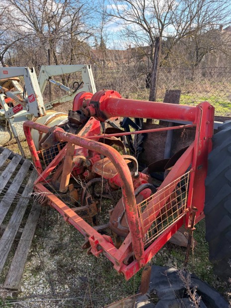 �s�g�p elad�