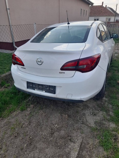 Astra j sedan jobb htso negyed