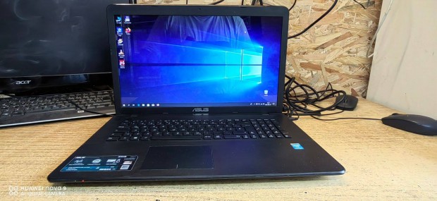 Asus 17col 4 mag,4gb DDR3,500gb,webcam,wifi,win10