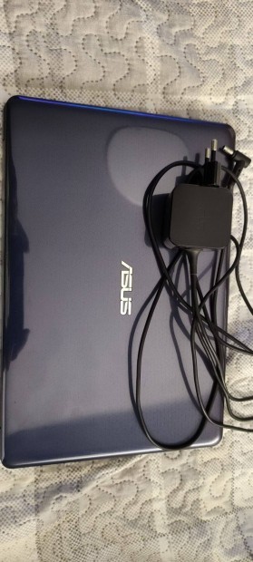 Asus E203N laptop elad