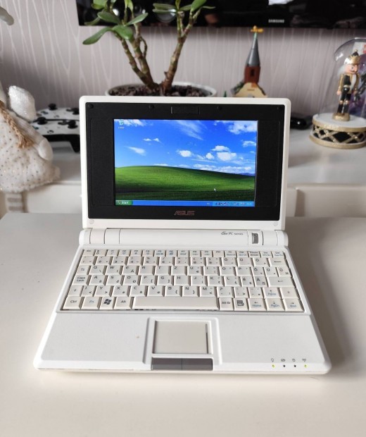 Asus Eee PC 2G surf 700 netbook laptop