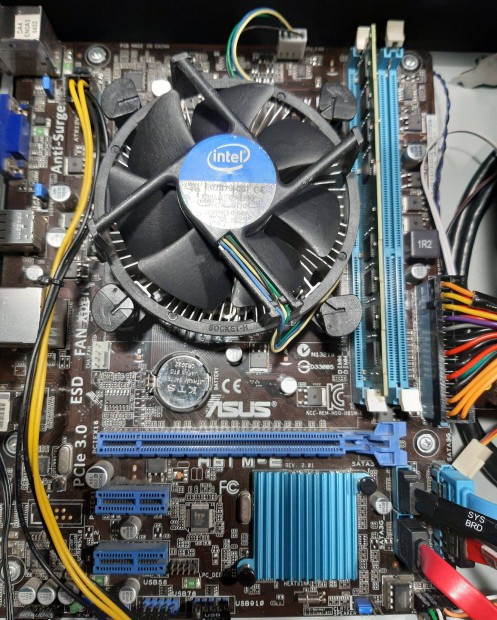Asus H61M-E alaplap elad + i3 3220 processzor s Intel ht elad