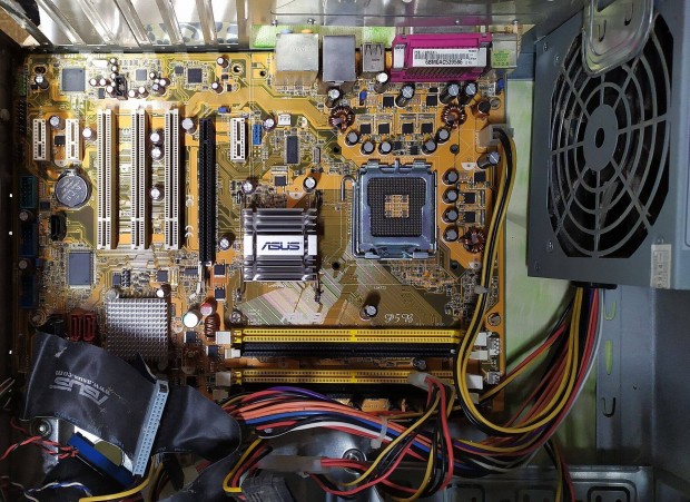 Asus P5B - LGA775 / DDR2 / Pcie + AGP / IDE + SATA egy deszkán