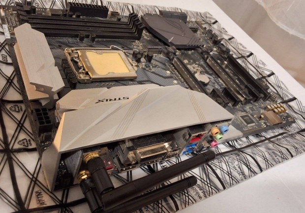 Asus ROG Strix Z370-E Gaming 2xM2 DDR4 wifi alaplap