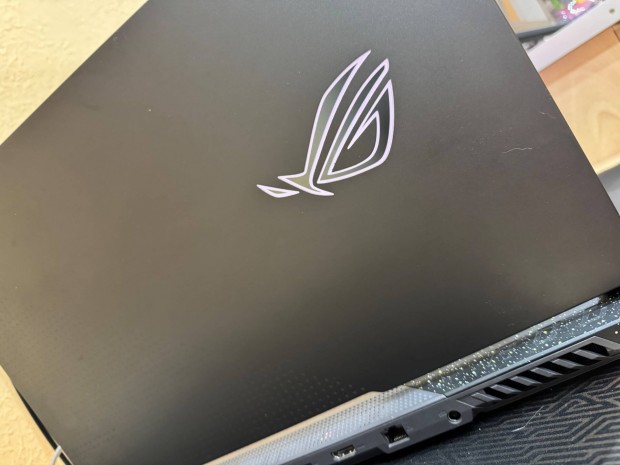 Asus Rog Strix G713R Gamer laptop