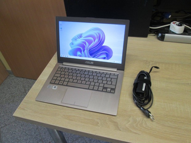 Asus UX31E ultrabook, i7, SSD, Bang and Olufsen