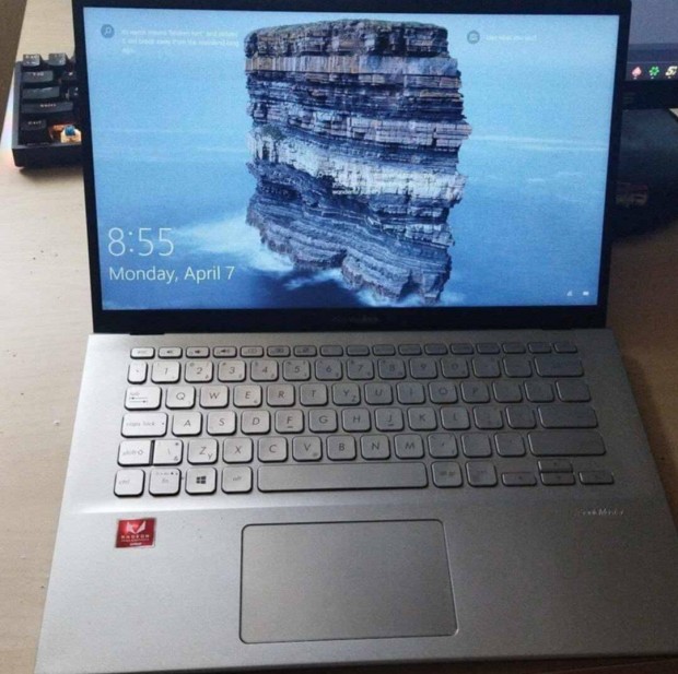 Asus Vivobook AMD Ryzen 3, 4GB RAM, 128GB SSD, Windows 10 + tartozék