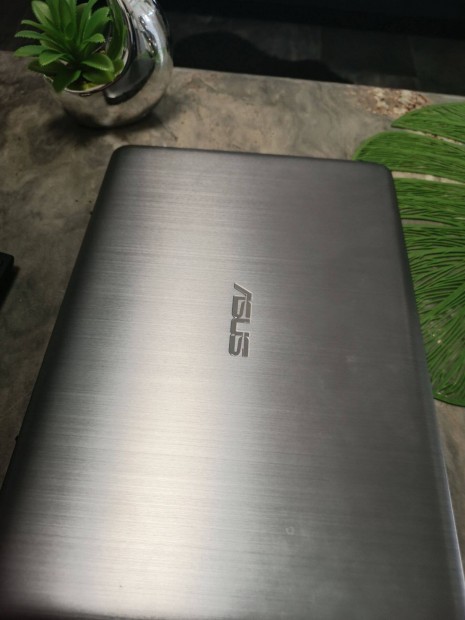 Asus Vivobook E403N N4200 max 4X2500/4GB/120GB SSD/CAM/FHD 14"