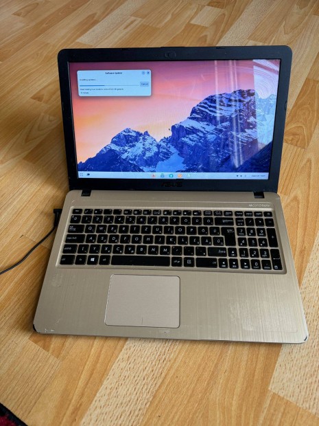 Asus X540LJ laptop 4gb ram, i3-5005U cpu, 120gb ssd, Zorin OS