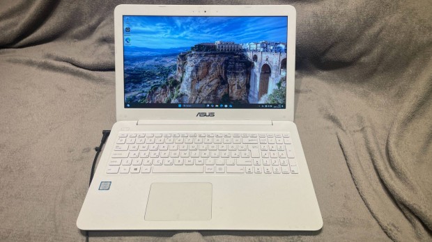 Asus X556U 15,6" laptop (i3 7.gen/8GB/240GB SSD)