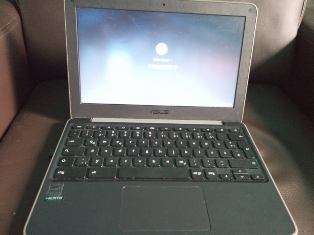 Asus laptop, ajndk egrrel (Sos)