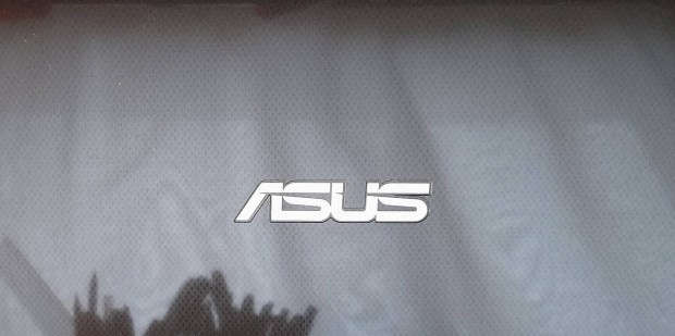 Asus laptop hibátlan állapotban egérrel, táskával, Genius hangfallal