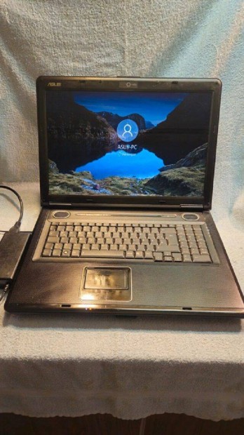 Asus pro 72S 17"-os laptop 4gb ram