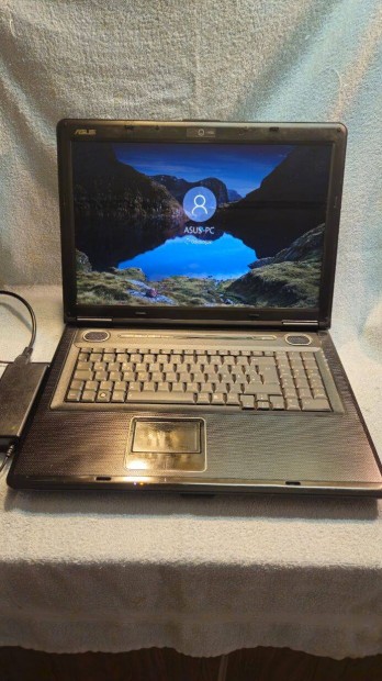 Asus pro 72S 17"-os laptop 4gb ram