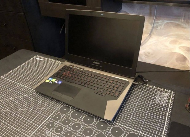 Asus rog laptop elad Full HD (1920x1080) 75Hz IPS