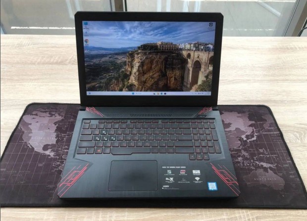 Asus tuf laptop elad 32 GB DDR4 Core i7-8750H 6 magos
