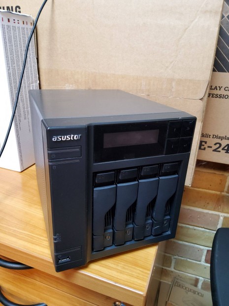 Asustor 6404T NAS + 2x 2tb Wdred