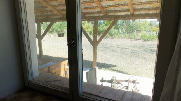 Aszfaltos �t mellett tanya elad�