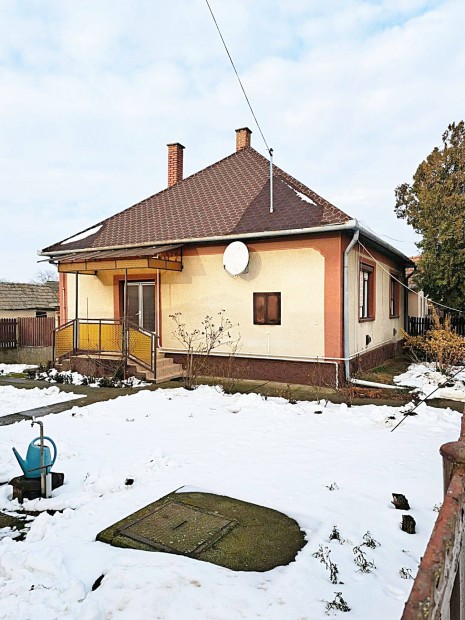 Aszfaltozott �t ment�n csal�di h�z Elad�