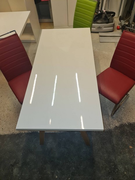 Asztal 3 szkkel