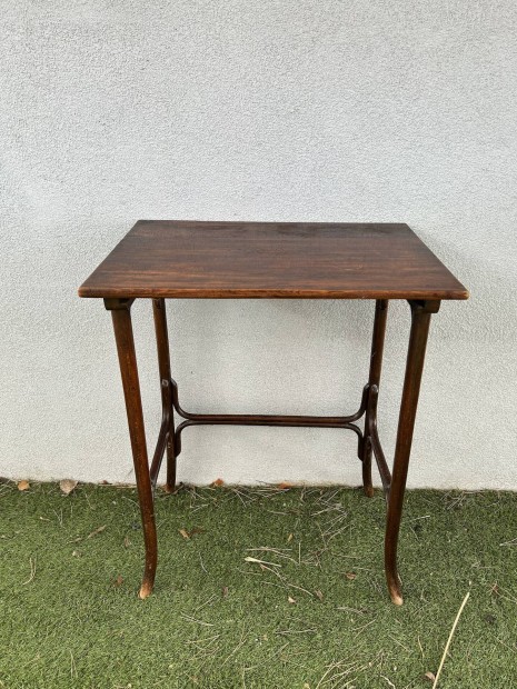 Asztal, doh�nyz�asztal, �jjeli szekr�ny, dekor�ci�s asztal