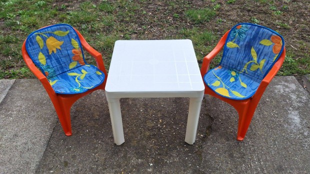 Asztal �s sz�k p�rn�kkal gyerekeknek