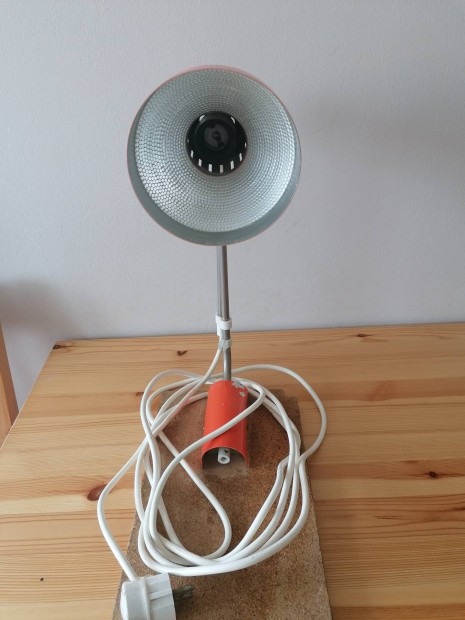 Asztali lámpa dönthető karral
