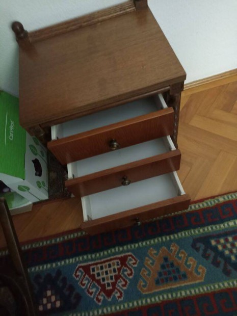 Asztalos ltal ksztett kolonil jjeliszekrny