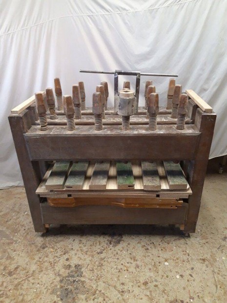 Asztalosoknak, b�torfel�j�t�knak r�gi enyvez�bak!