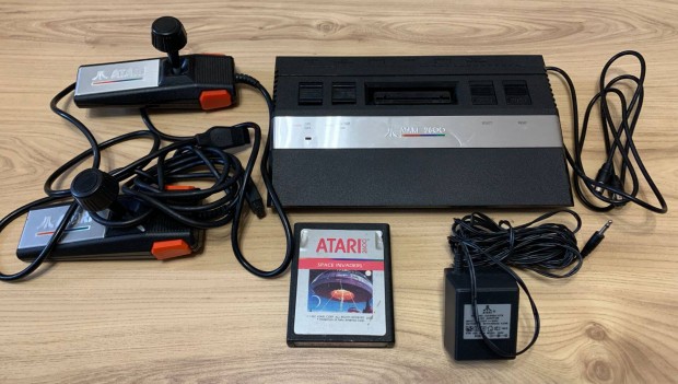 Atari 2600 Junior játék-konzol + 2 joystick + Space Invaders játék