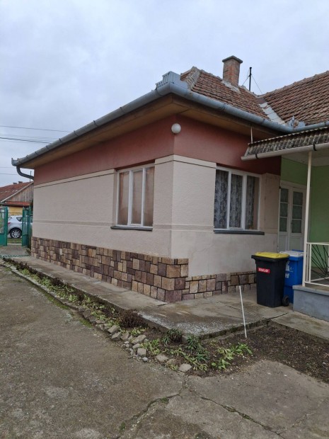 Atk�ron a F� �t mellett