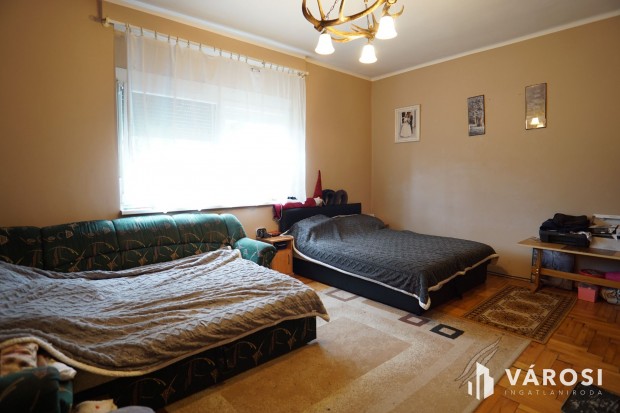 �tlagos �llapot�, csal�di h�z Sorm�son