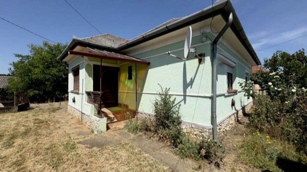 �tlagos �llapot� csal�di h�z Gesztely rendezett utc�j�ban  form�lja