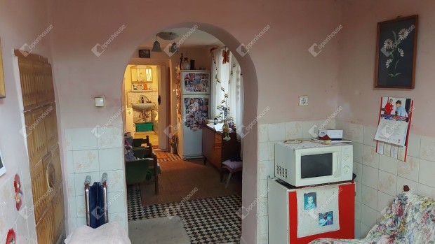 Átlagos állapotú családi ház eladó Csanádapáca csendes részén