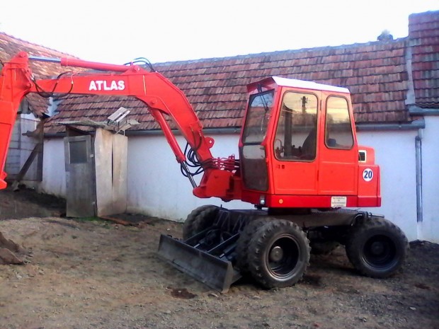 Atlas 1004 gumikerekes kotr