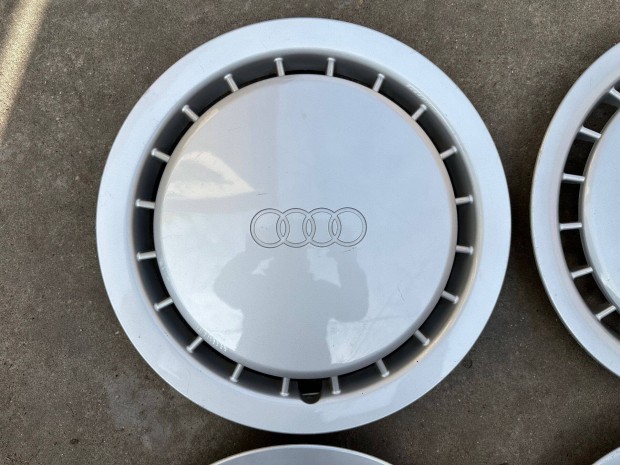 Audi 14-es gyári disztárcsa szép állapotban!